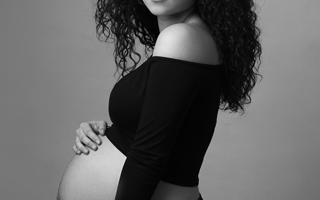 Modern Maternity: Valeria’s timeless pregnancy photoshoot