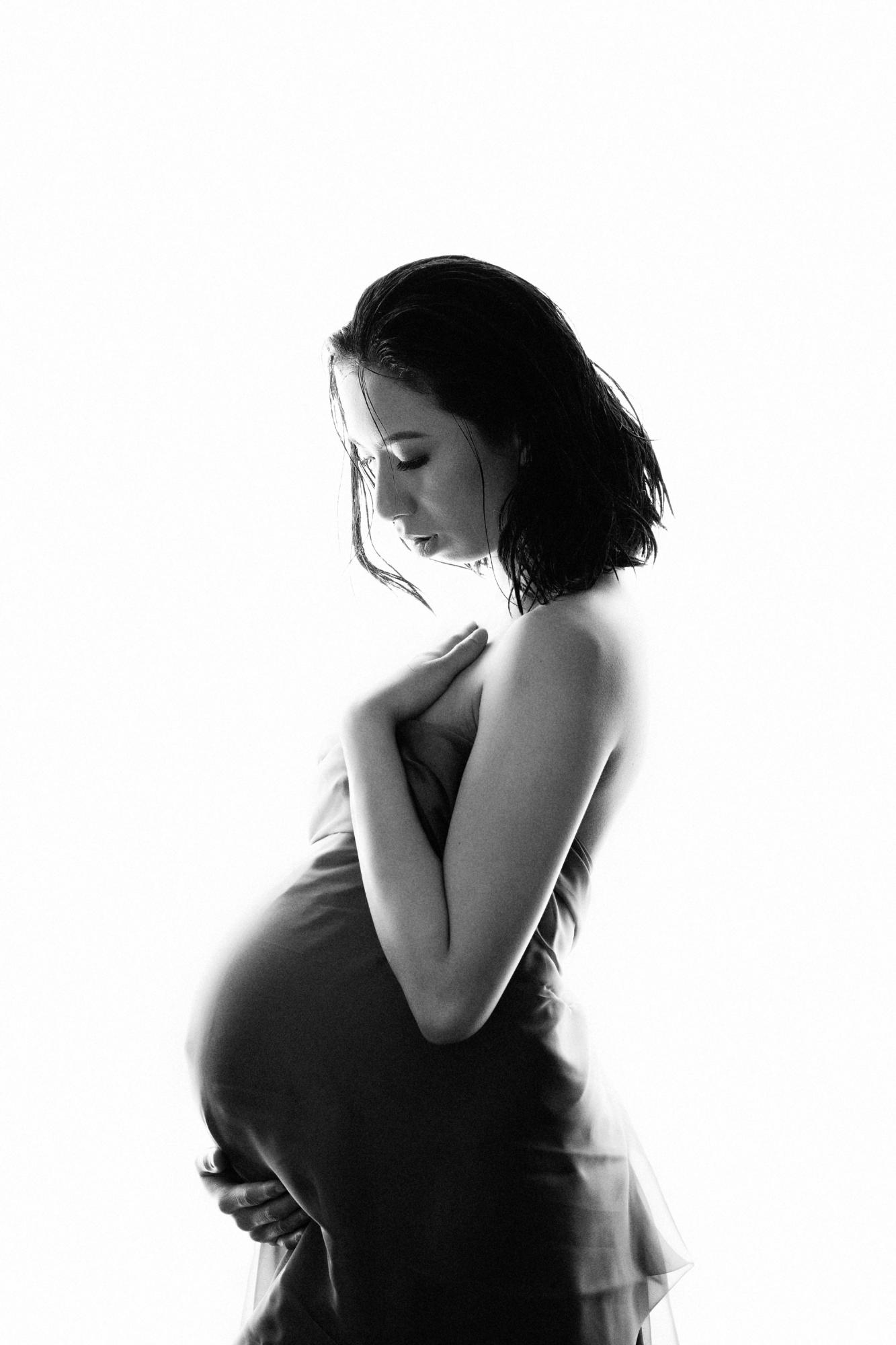 High Key White Background Maternity and Pregnancy Photoshoot Tianna J-Williams Photography 2