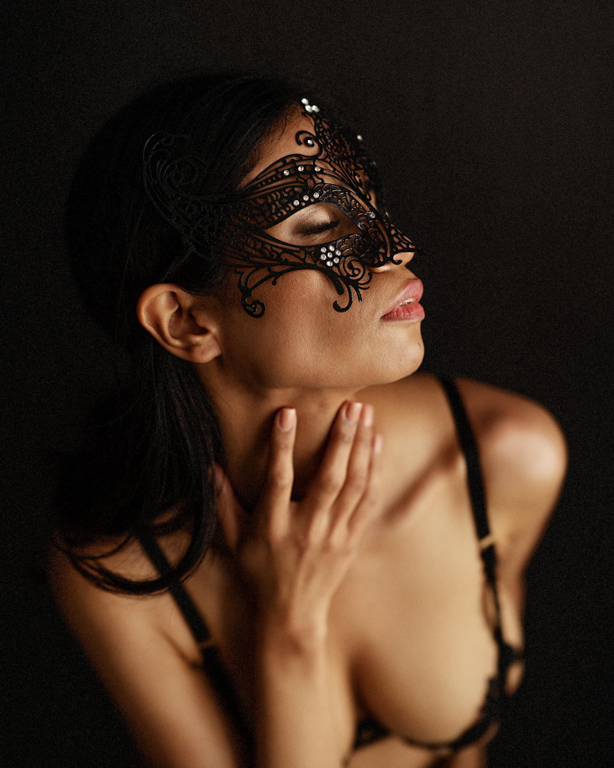 Minimalist boudoir photography, lingerie and masks photoshoot, Birmingham Boudoir Tianna J-Williams Photography
