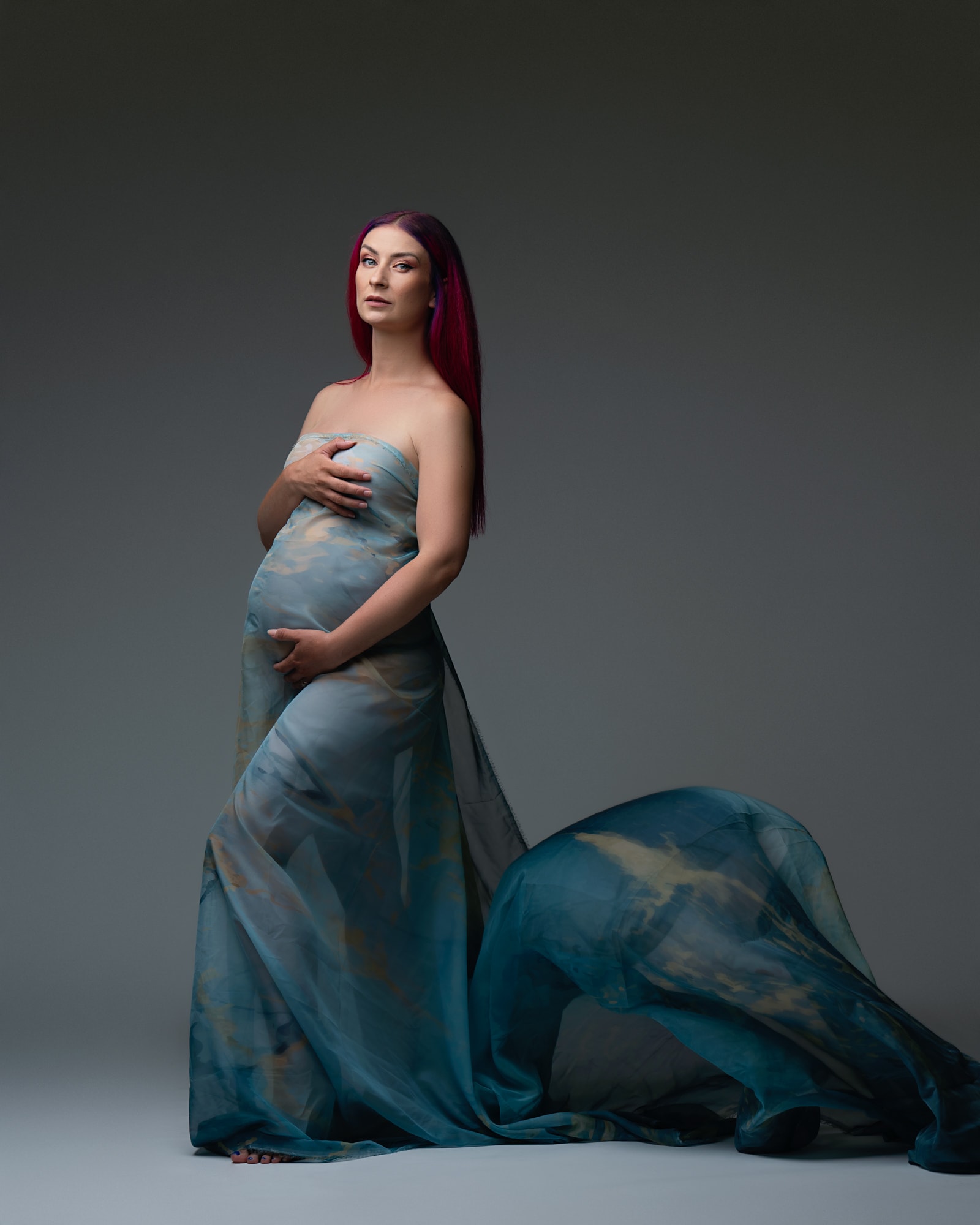 Maternity photoshoot with fabric, Pregnancy shoot in Birmingham<br />
